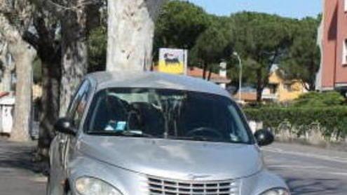 Auto sui marciapiedi Senese: è caos parcheggi