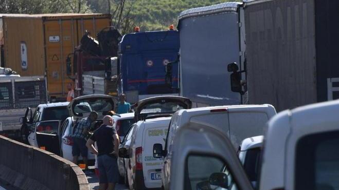 Camion perde il rimorchio sulla Fi-Pi-Li Traffico in tilt: code per 5 chilometri