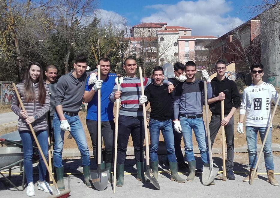 Nuoro, arrivi a scuola in ritardo? C’è la zappa che ti aspetta 