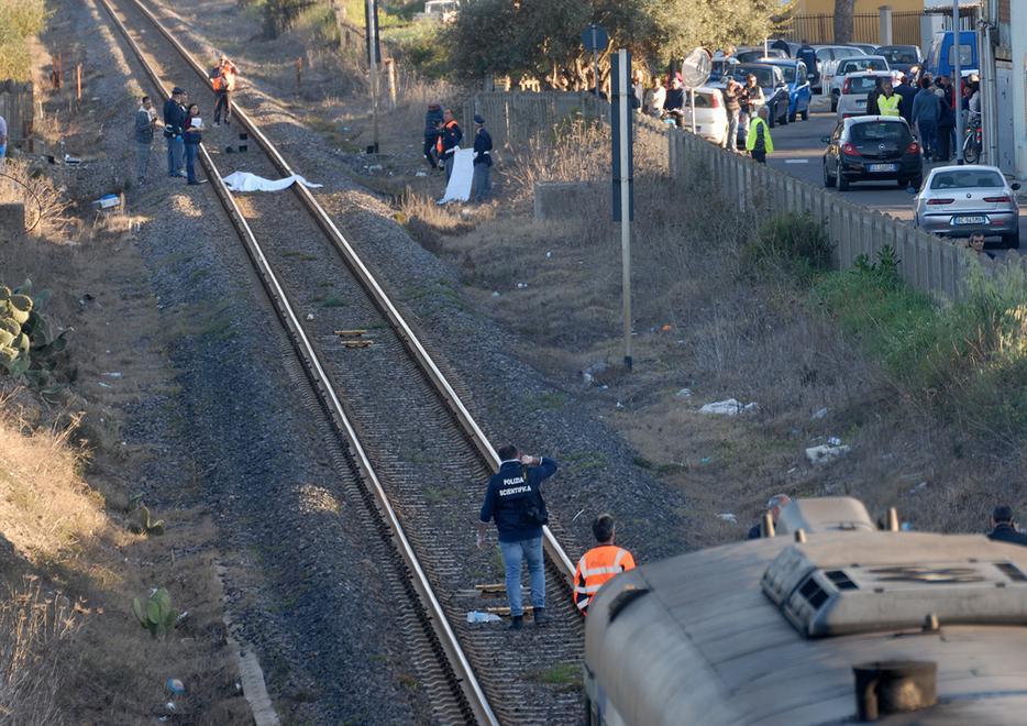 Santa Giusta, si getta sotto il treno dopo la delusione d’amore 