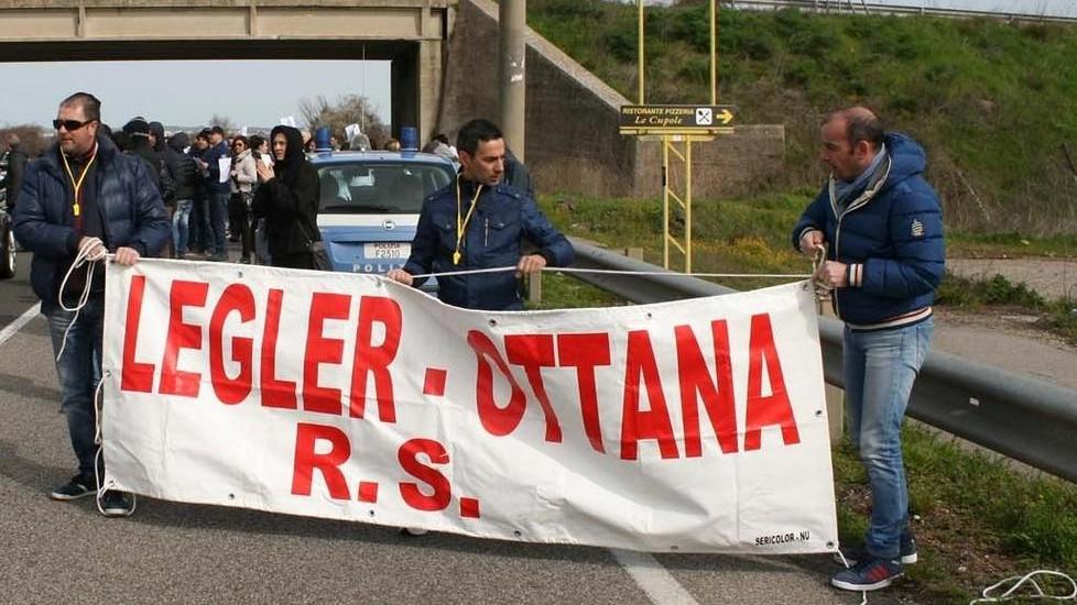 Ottana, i lavoratori: «Aiutateci»