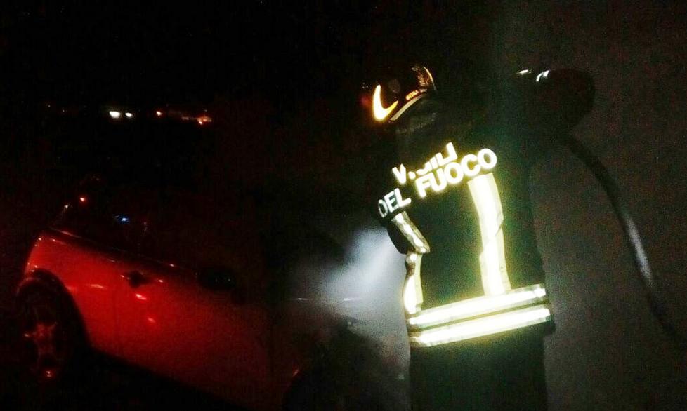 Incendio distrugge una Mini cooper 