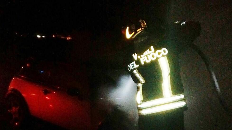 Incendio distrugge una Mini cooper