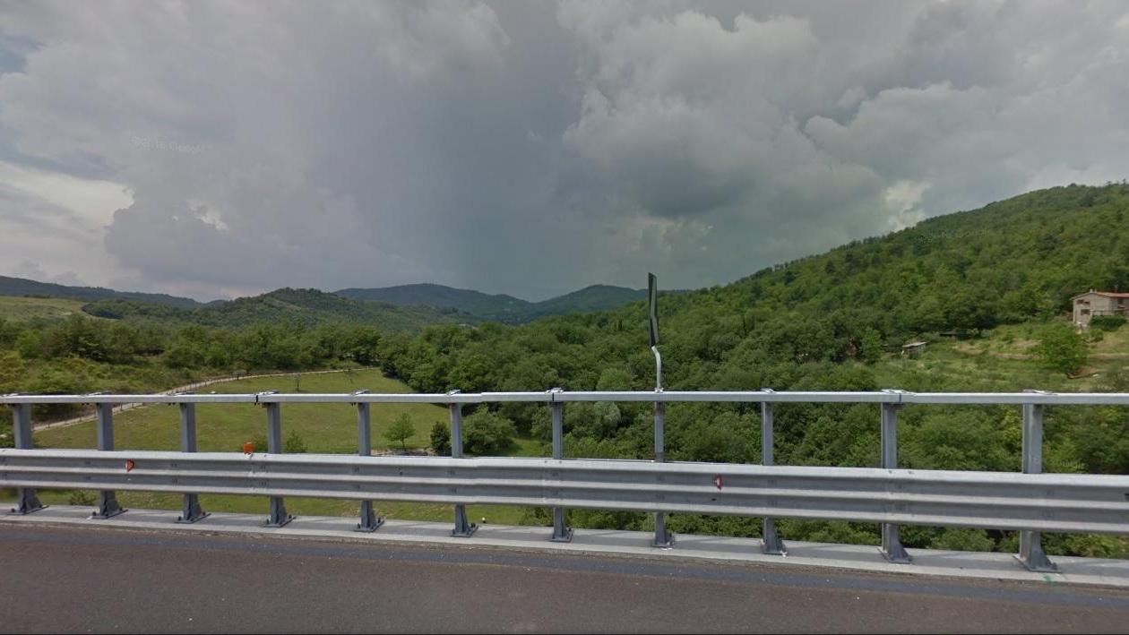 Precipita dal viadotto dell'A1: muore a 35 anni