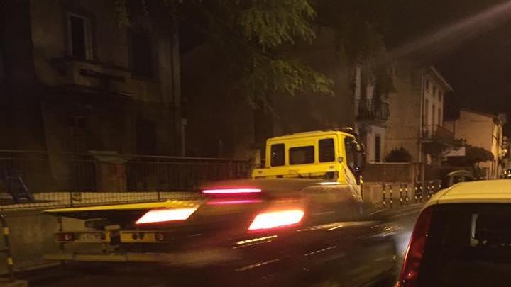 Il tratto di via Roma dove non viene rispettato il divieto di sosta