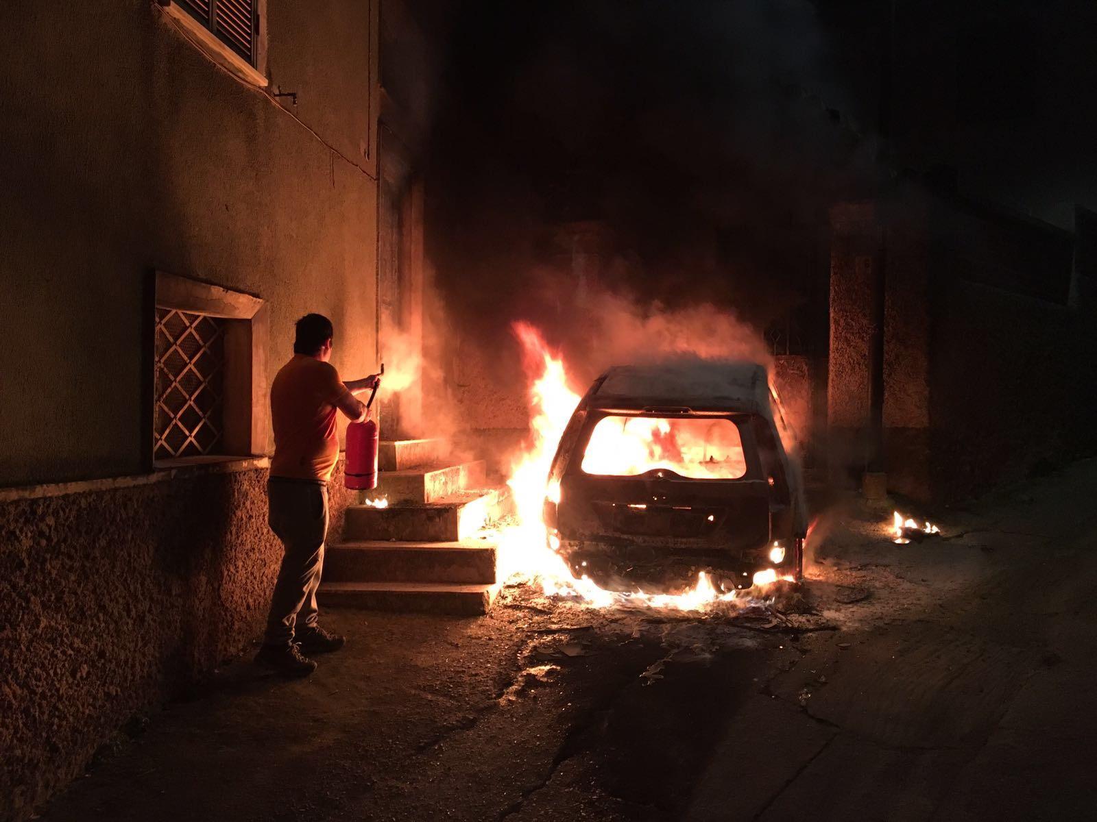 I tentativi di spegnere l'incendio dell'auto in via Eleonora d'Arborea