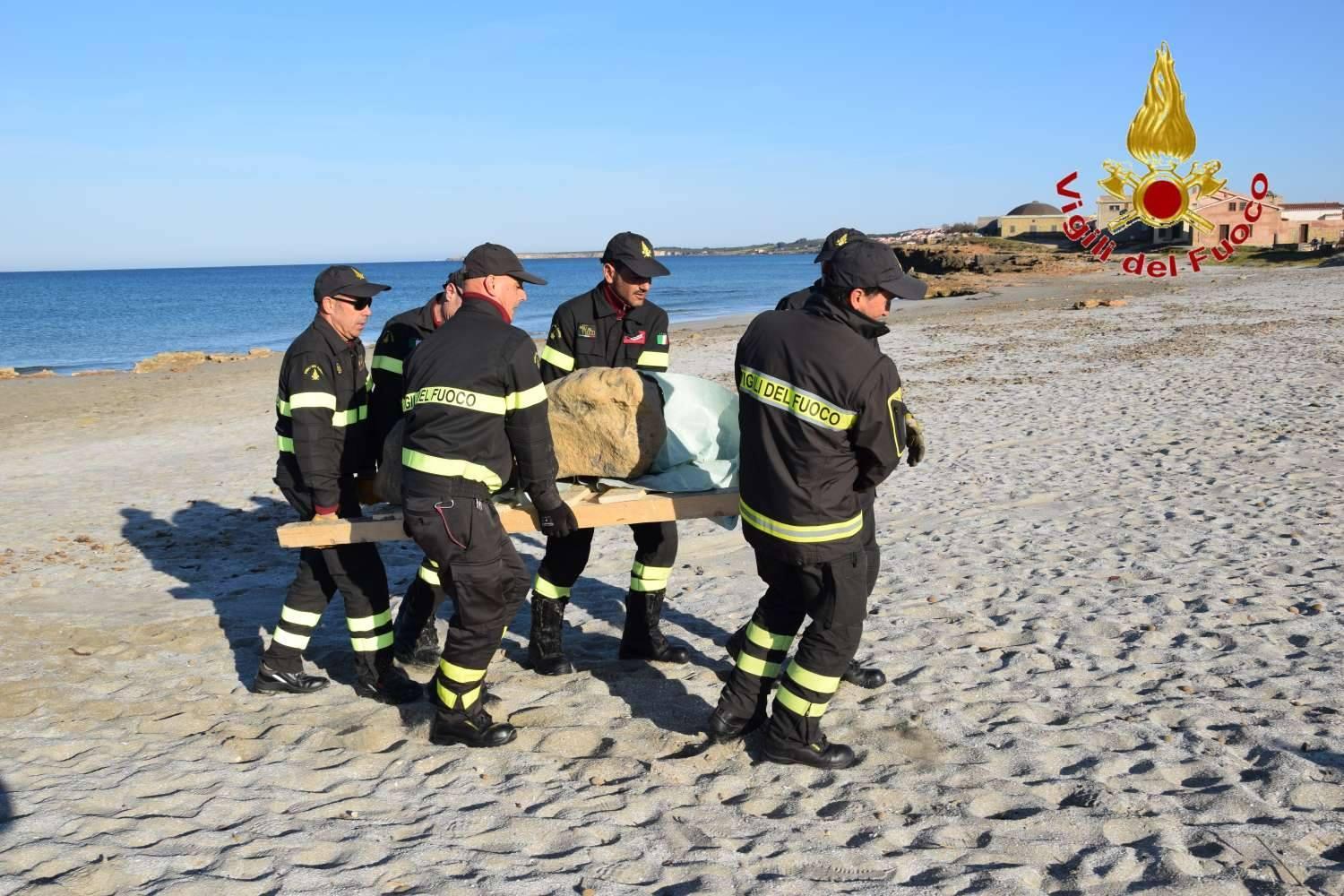 I vigili del fuoco col cippo funerario appena recuperato