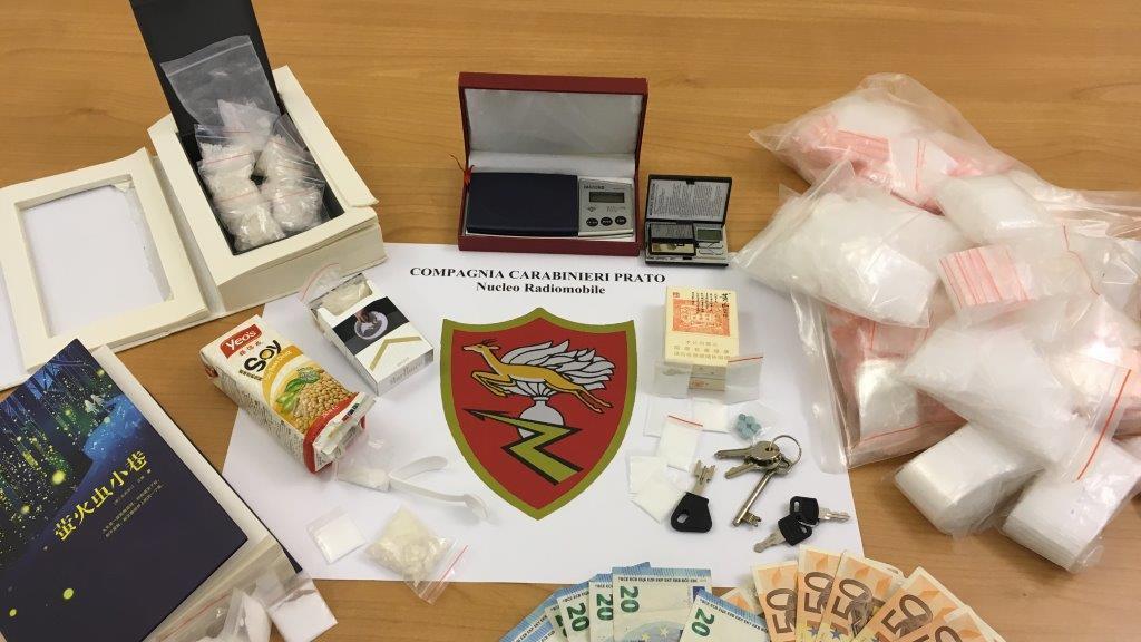 La droga e i soldi sequestrati dai carabinieri