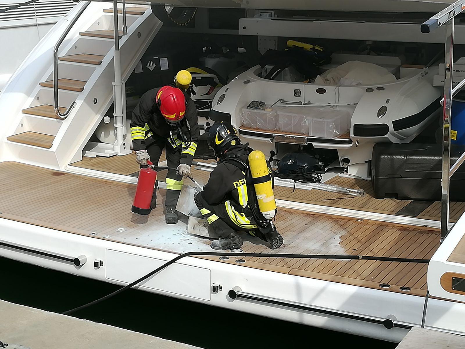 I vigili del fuoco durante le operazioni di spegnimento del principio di incendio