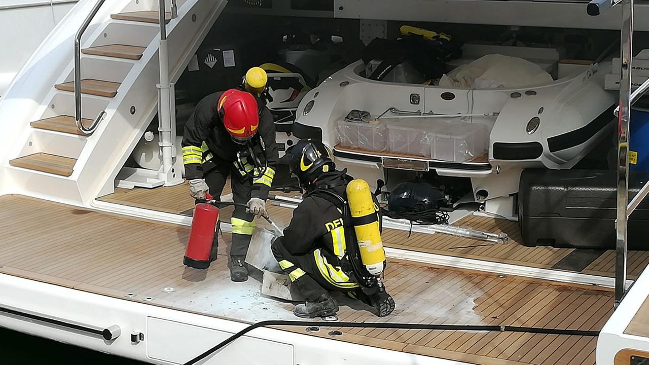 I vigili del fuoco durante le operazioni di spegnimento del principio di incendio