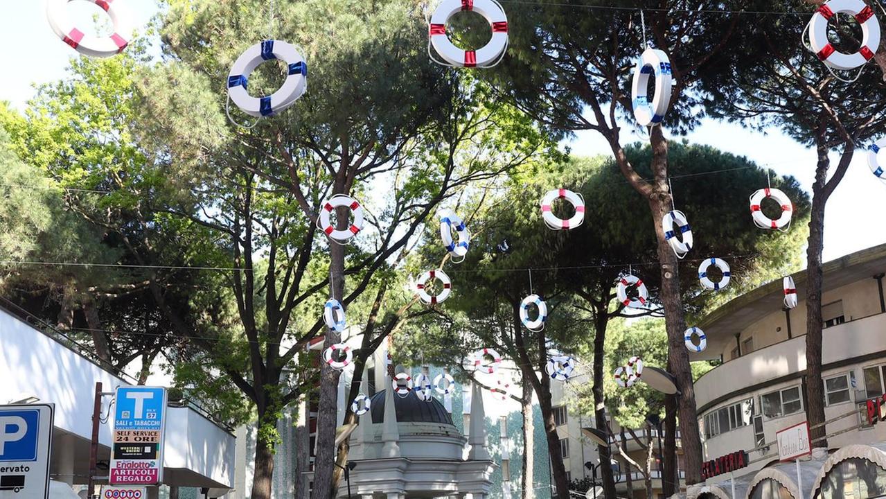 Lido Estensi, nel cielo di viale Carducci salvagente speciali
