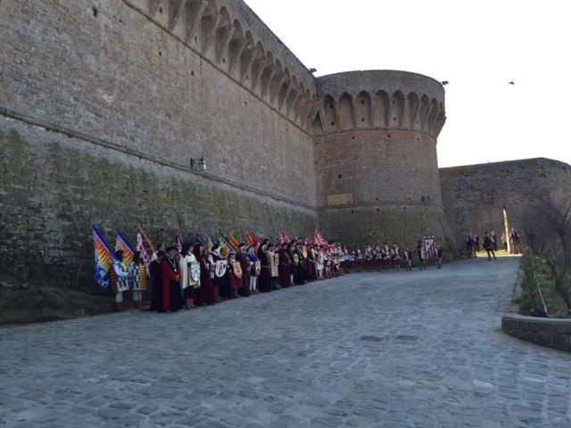 Sbandieratori sotto alla Fortezza di Volterra per l'apertura della Torre del Maschio