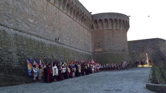 Sbandieratori sotto alla Fortezza di Volterra per l'apertura della Torre del Maschio