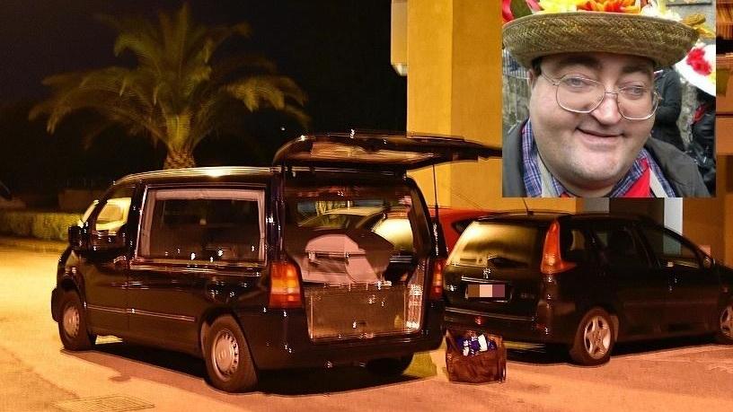 Il carro funebre davanti alla casa di Rossano Bambagioni (foto Agenzia Bf). Nel riquadro Bambagioni (foto da Facebook)