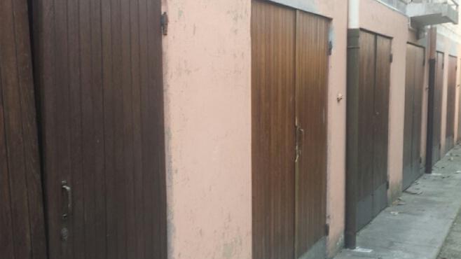 Razzia notturna nei garage