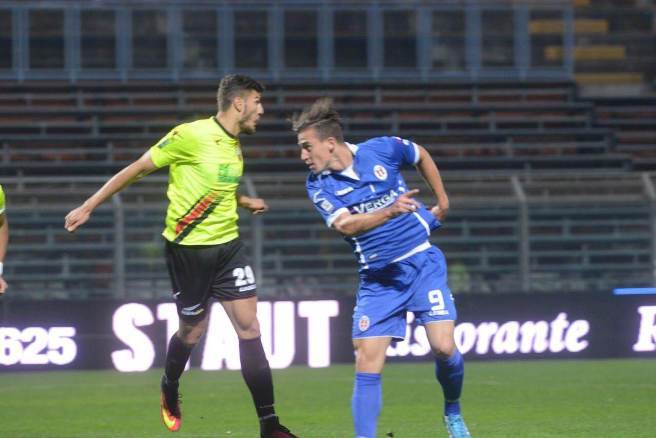 Dermaku (in maglia gialla) tra i migliori contro il Renate