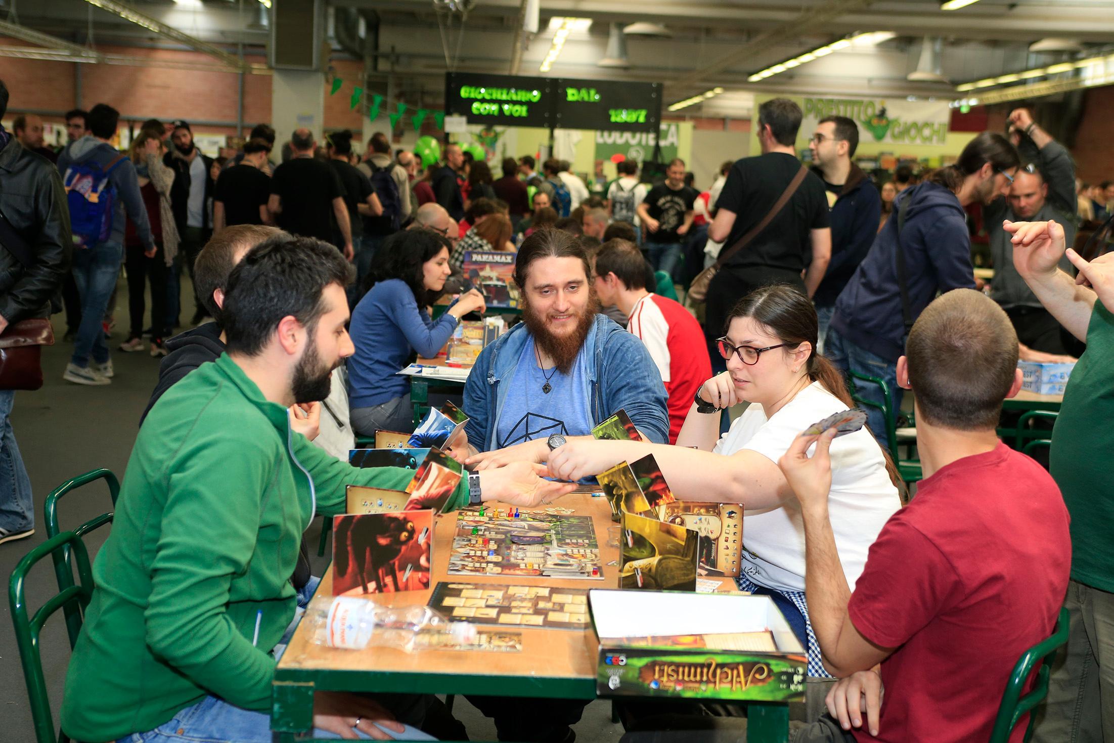 Modena, in migliaia a Play la fiera del divertimento e del gioco intelligente