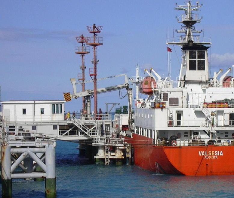In una foto d’archivio una nave etileniera attraccata al pontile di Vada