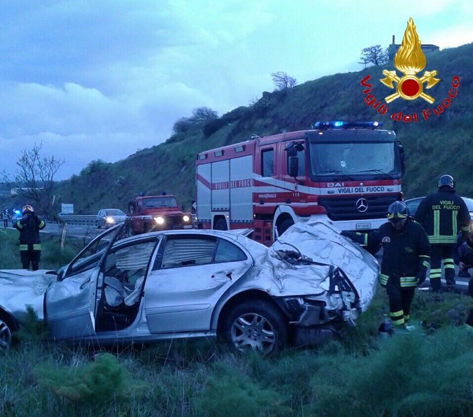 I vigili del fuoco sul luogo dell'incidente