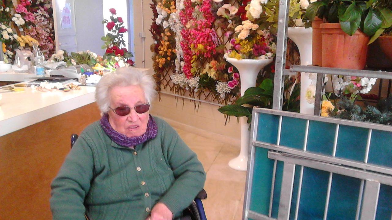 La signora Zagli al cimitero