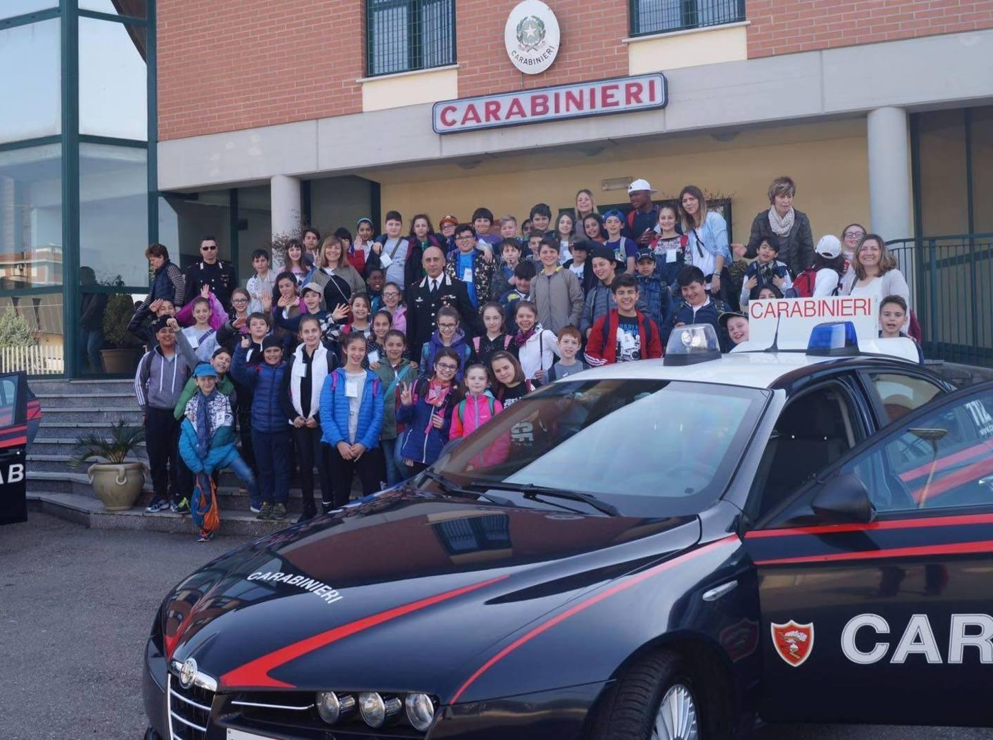 I bimbi delle scuole di Medolla alla caserma dei carabinieri 