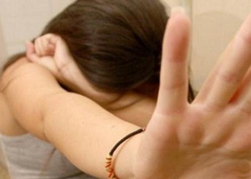 Pesta la fidanzata: ora torna in carcere 