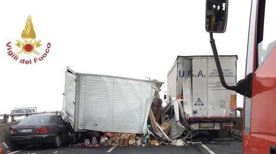 Sei chilometri di coda per un incidente lungo la superstrada