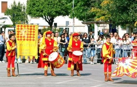 Piccoli sbandieratori in piazza Oggi i giochi degli under 15