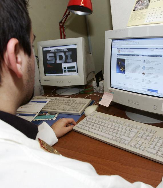 Giovane ai domiciliari sequestrati migliaia di file