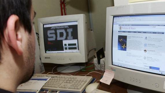 Giovane ai domiciliari sequestrati migliaia di file