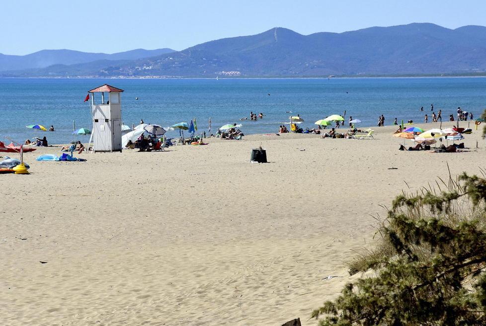 A pesca di immondizia per salvare la spiaggia