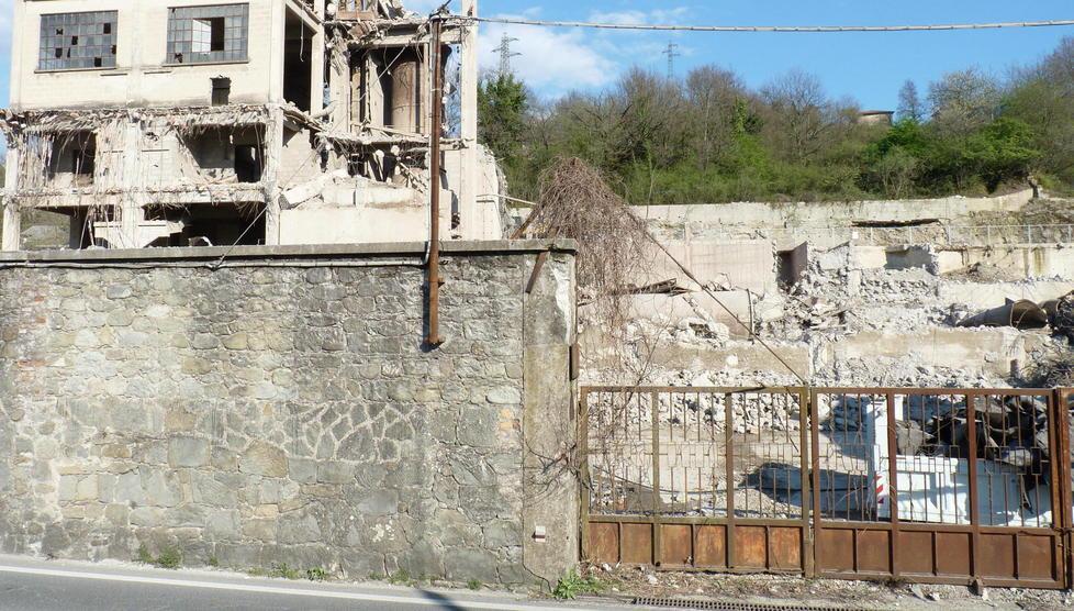 Ex cementificio, al via la demolizione ma è polemica 