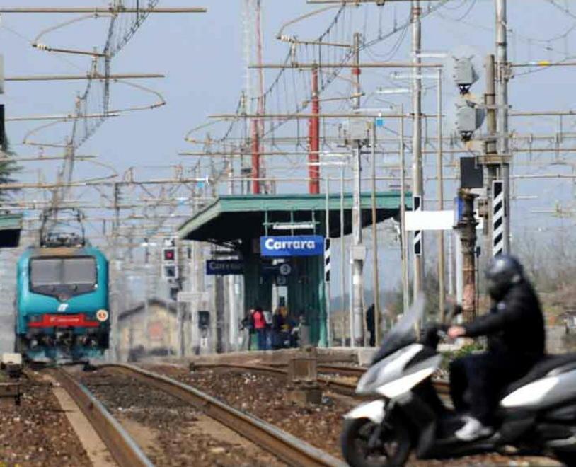 Un passante eroe minacciato dal ladro ma lo fa arrestare 