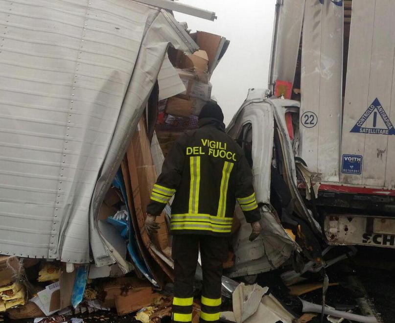 Scontro sulla Fi-Pi-Li: due camion coinvolti Due feriti (lievi) e tre chilometri di coda