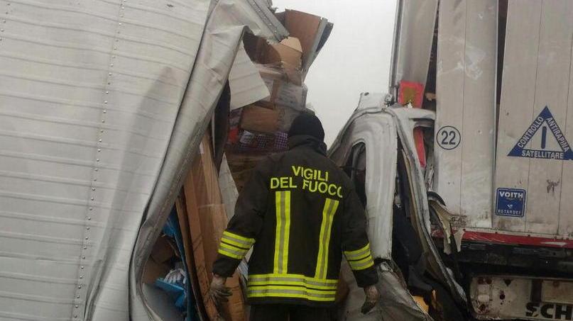 Scontro sulla Fi-Pi-Li: due camion coinvolti Due feriti (lievi) e tre chilometri di coda
