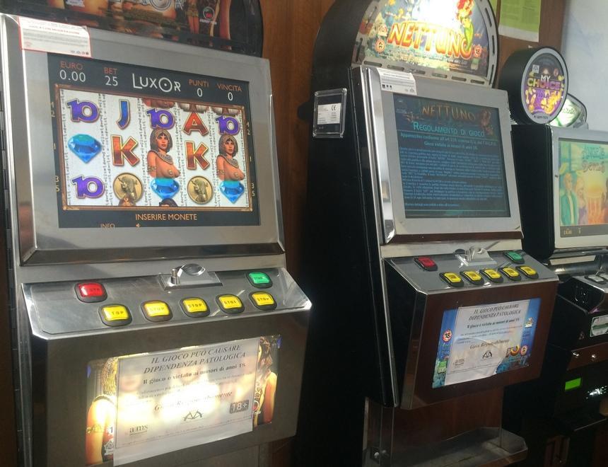 Azzardo, dimezzate le ore di gioco 