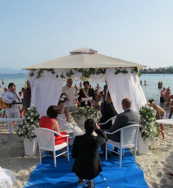 Un matrimonio celebrato su una spiaggia di Golfo Aranci