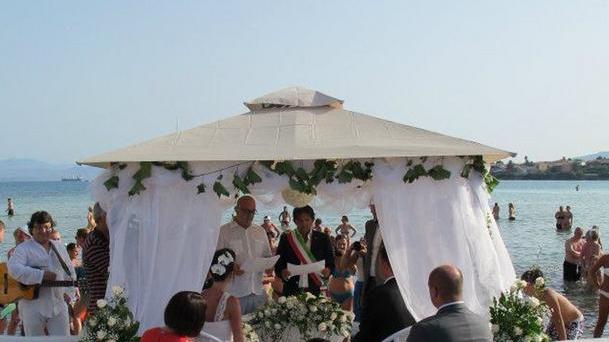 Un matrimonio celebrato su una spiaggia di Golfo Aranci