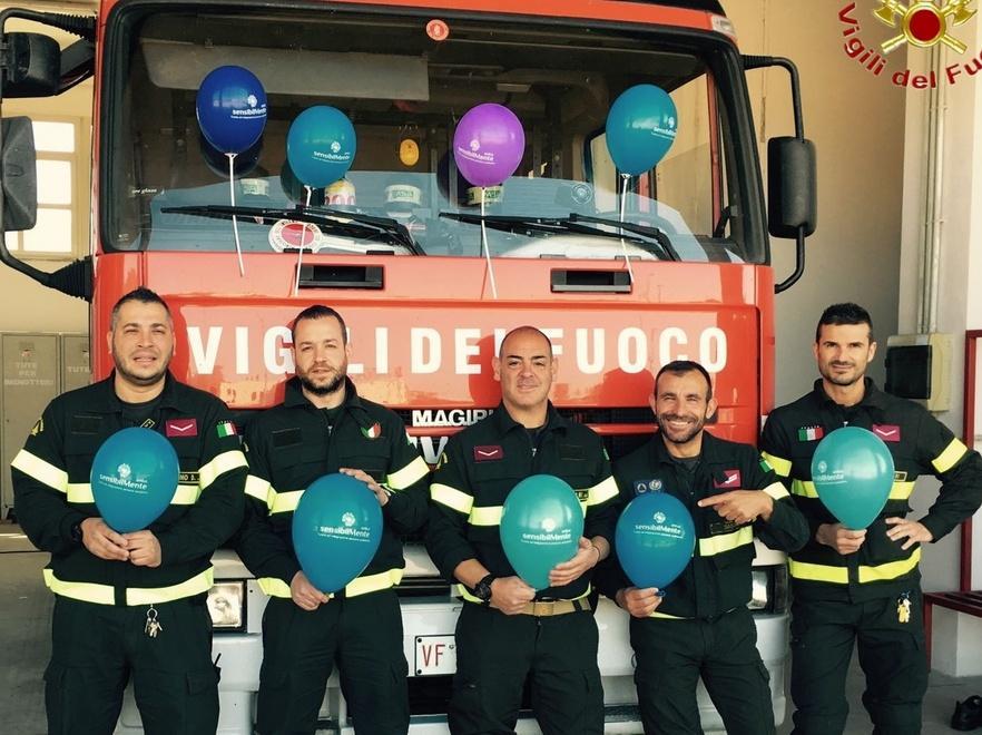 Autismo, la caserma dei vigili del fuoco si colora di blu 