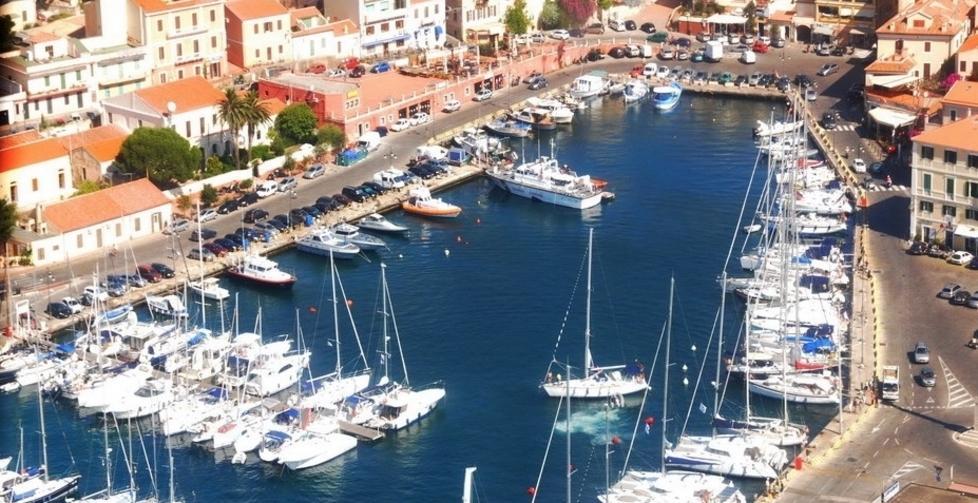 La Maddalena, in vigore la tassa di sbarco: 2 euro e 50 per entrare nell'isola 