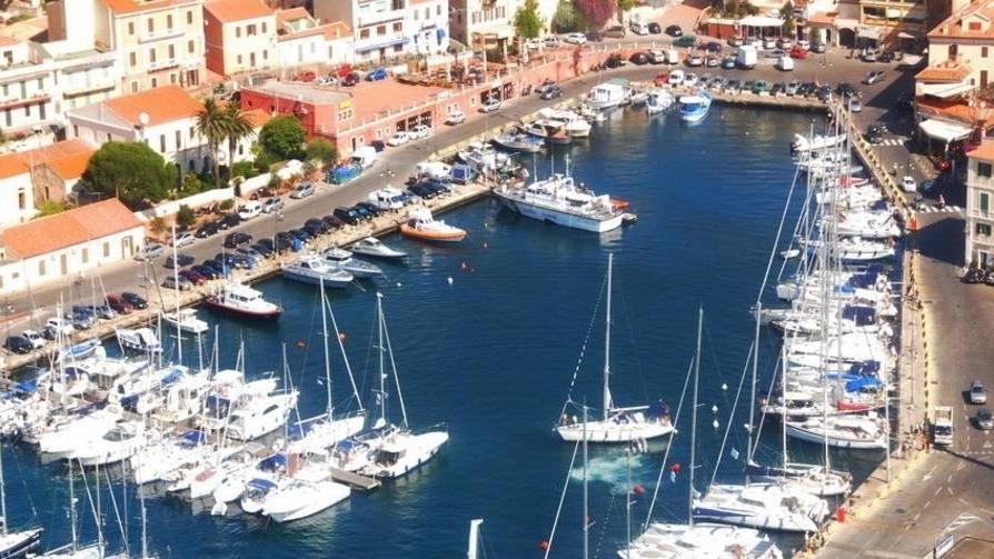 La Maddalena, in vigore la tassa di sbarco: 2 euro e 50 per entrare nell'isola 