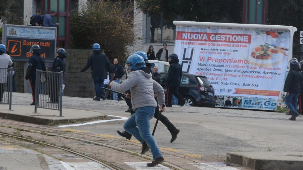 Raid ultras a Sassari, l’uomo colpito per errore sporge denuncia: ha perso 6 denti 