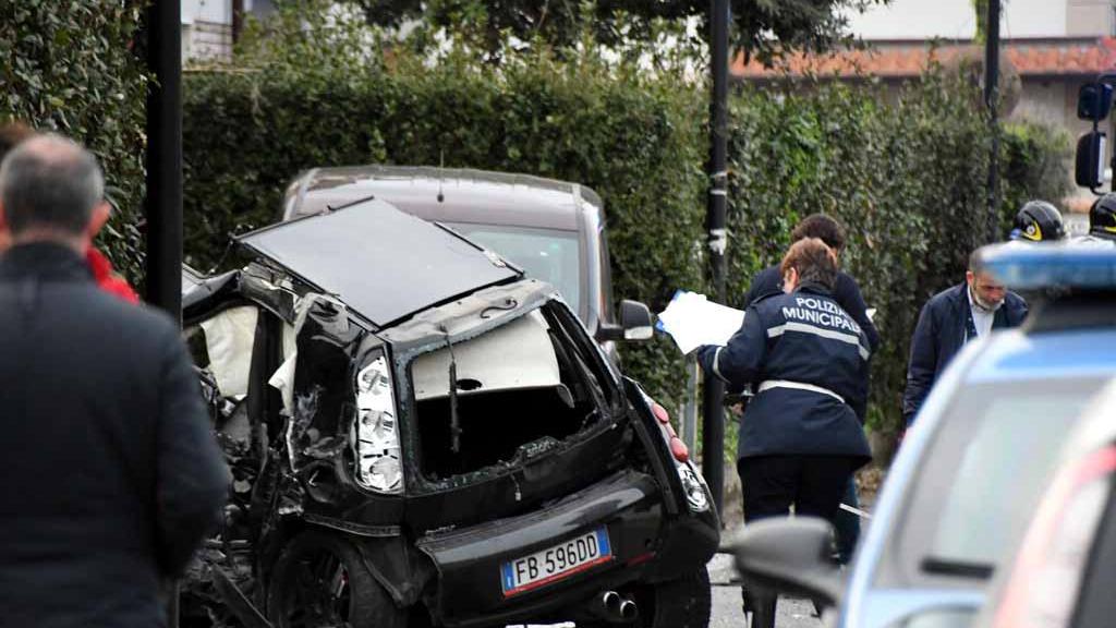 Inseguiti dalla polizia, Smart sbanda: un morto e un ferito grave