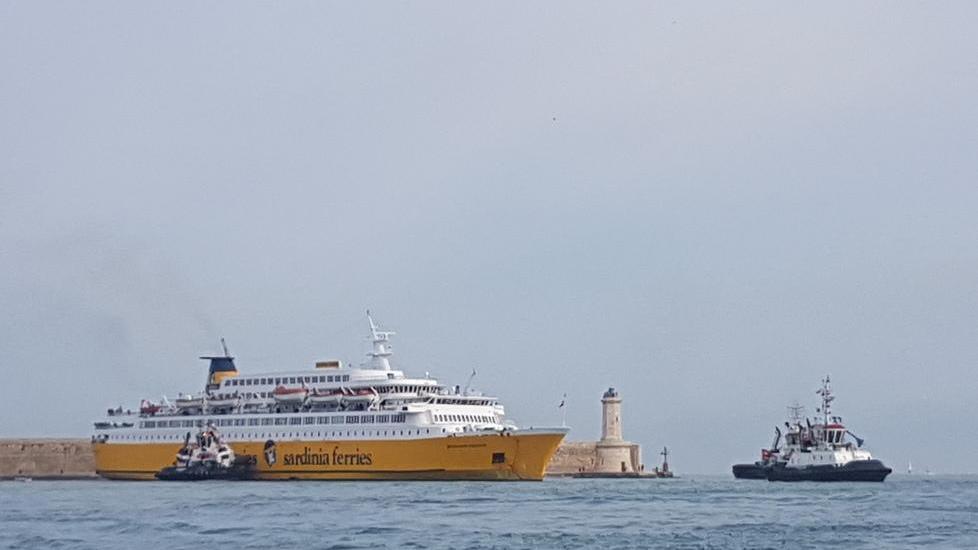 Black out a bordo, traghetto torna in porto - Video