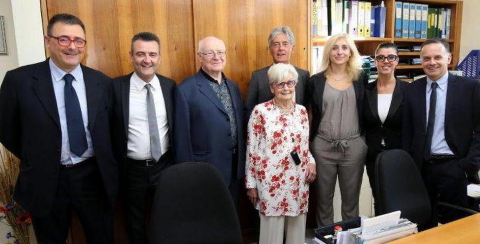La famiglia Pieri al completo con i collaboratori nell’agenzia di Montecatini in occasione dei festeggiamenti per i 50 anni di attività (Foto Nucci) 