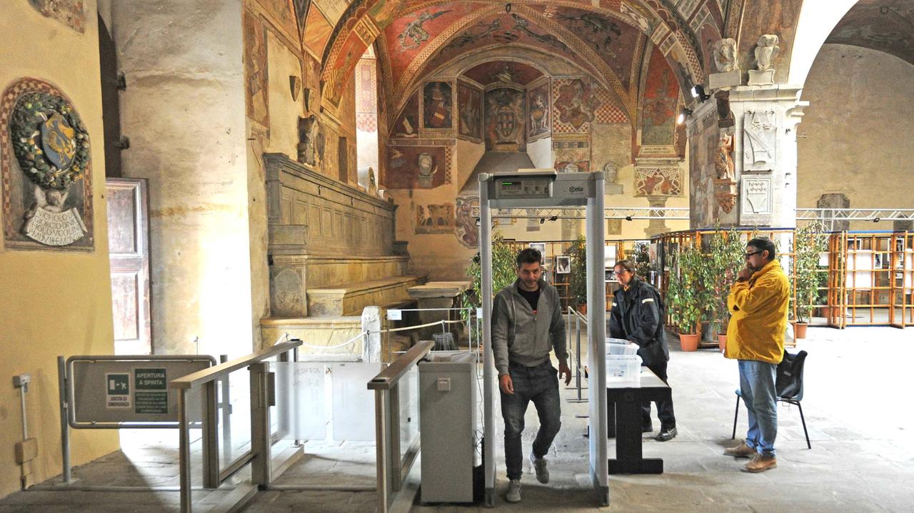 Primo giorno di funzionamento del metal detector in tribunale (Foto Gori)