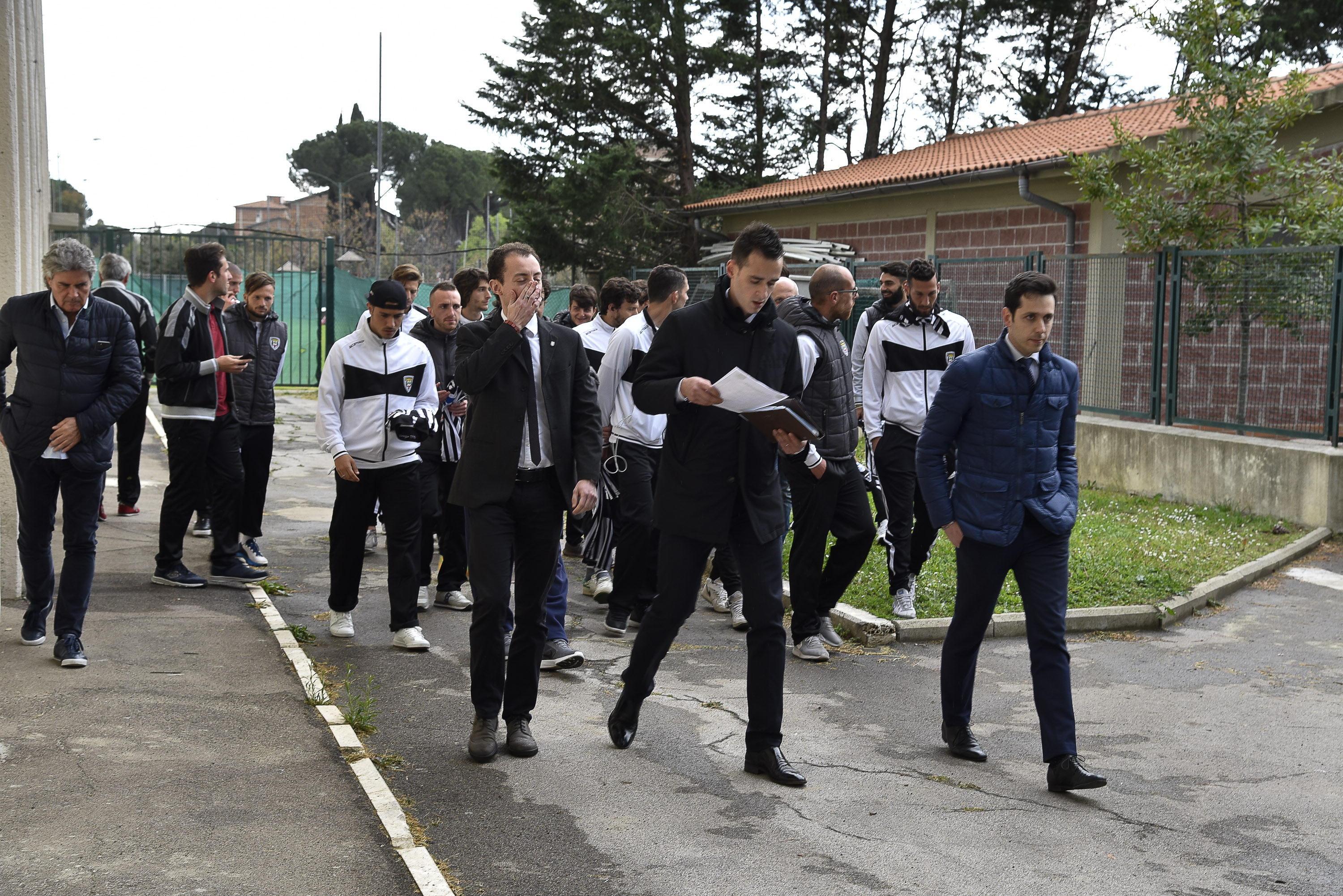 La terna arbitrale con i giocatori del Viareggio durante la chiama 