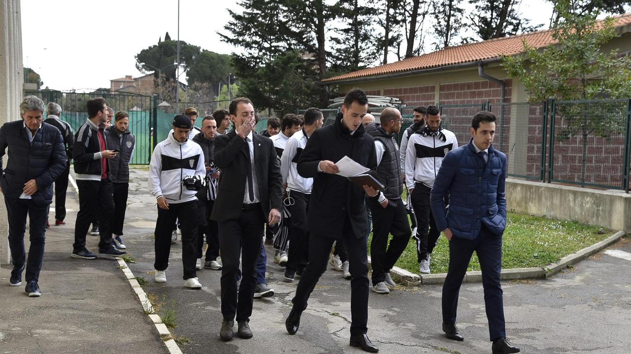 La terna arbitrale con i giocatori del Viareggio durante la chiama