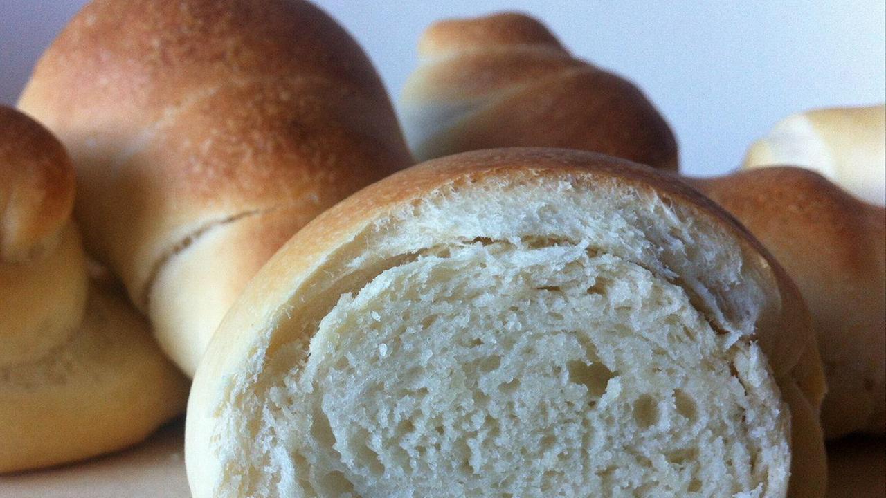 Villamassargia, il pane servito in mensa puzza ma è sano