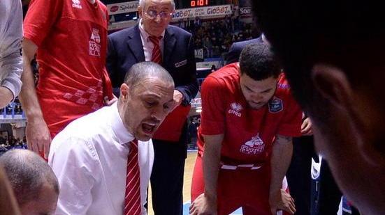 Coach Esposito durante un time out (Foto Gori)